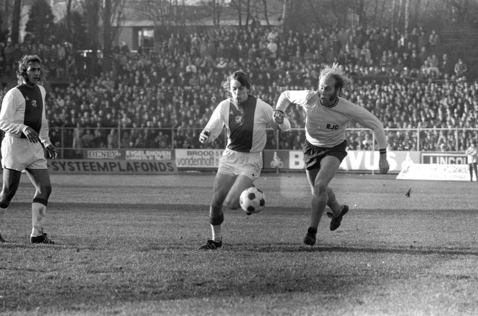 Arnold Mühren (links) in duel met Dijkstra, Bestanddeelnr 926-9100