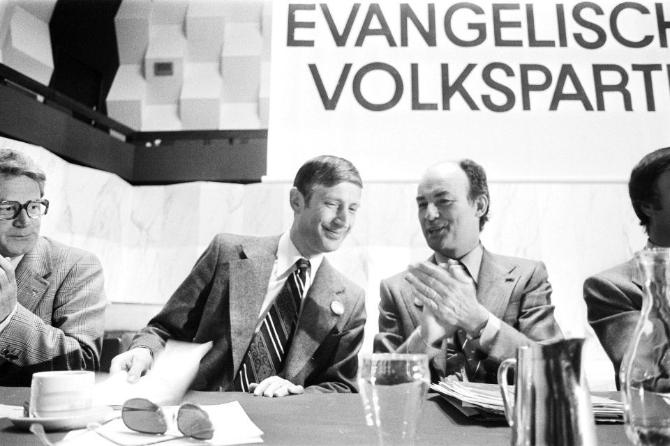 AR-partijraad in Doelen Rotterdam Van Agt en Aantjes applaudiseren, Bestanddeelnr 929-1650
