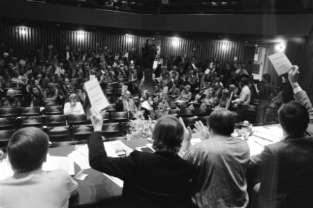 ARP partijraad Hoogeveen overzicht en tijdens stemming, Bestanddeelnr 929-7286