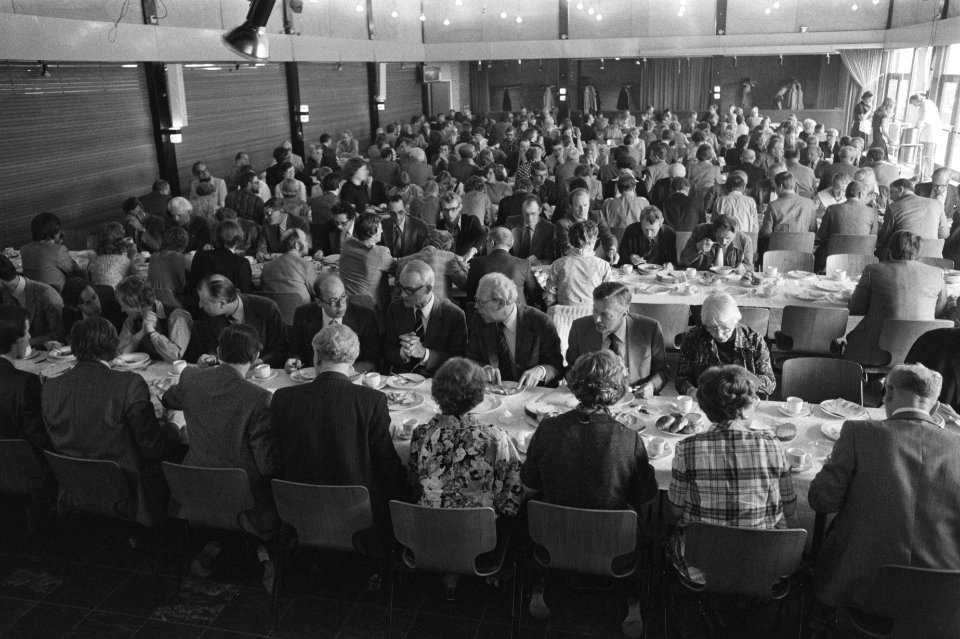 ARP partijraad Hoogeveen tijdens lunch, Bestanddeelnr 929-7292