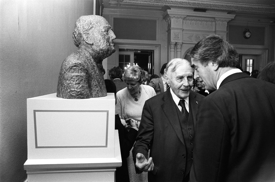 ARP voorzitter de Boer bekijkt met de heer Donner het beeld, Bestanddeelnr 930-1970