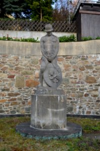 Arnoldshain, Ehrenmal, Statue