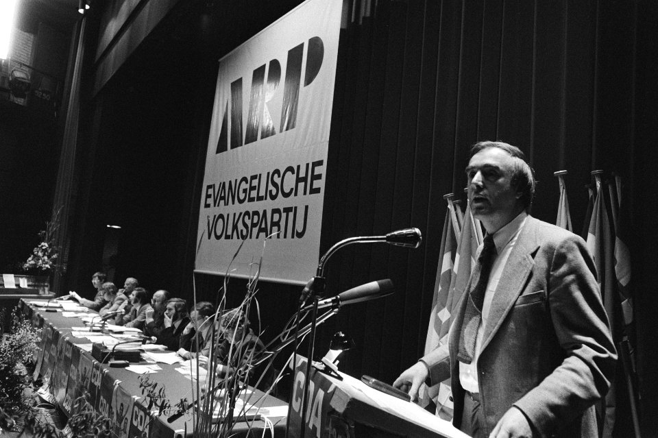 ARP partijraad Hoogeveen De Boer tijdens rede en overzicht stand, Bestanddeelnr 929-7290