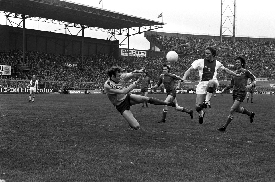 Arno Steffenhagen (Ajax) schiet op het doel van Jan van Beveren (PSV), Bestanddeelnr 927-8949