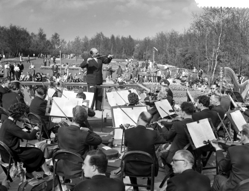 BBC concertorchestra geeft een concert op de Keukenhof overzicht van de concertu, Bestanddeelnr 910-3210