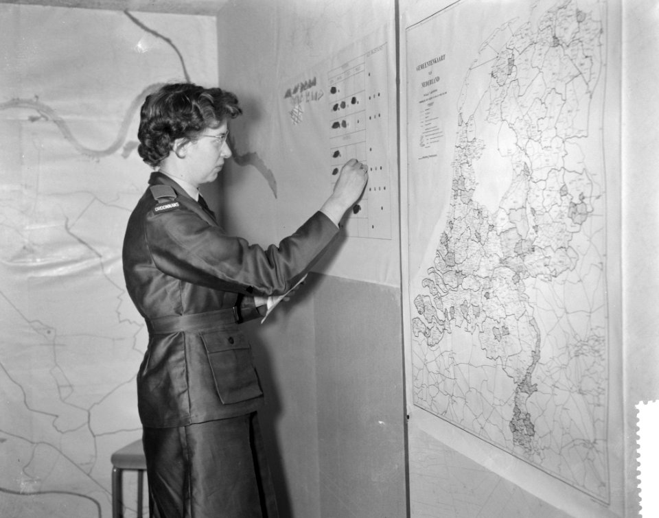 BB-ers verblijven als oefening 7 dagen in een bunker onder de grond te Berg en D, Bestanddeelnr 911-6970