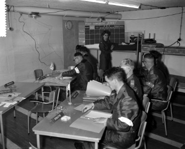 BB-ers verblijven als oefening 7 dagen in een bunker onde de grond te Berg en Da, Bestanddeelnr 911-6973