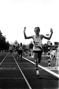 Arno Körmeling finisht als eerste op de 800 meter, Bestanddeelnr 930-3949