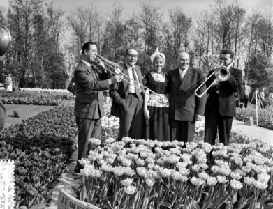 BBC concertorchestra geeft een concert op de Keukenhof links en rechts 2 trombon, Bestanddeelnr 910-3212