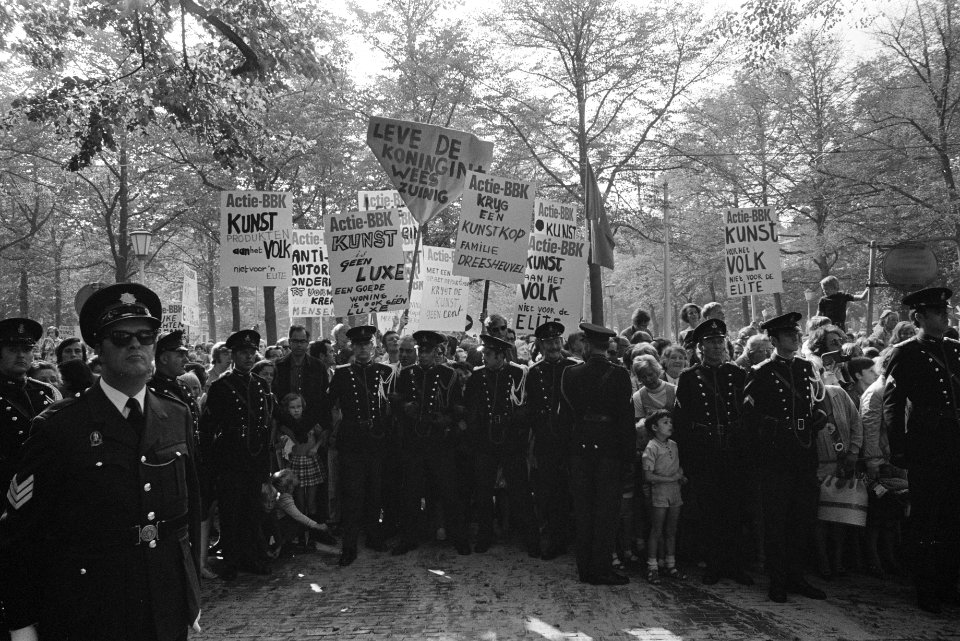 BBK ( Beroepsvereniging Beeldende Kunstenaars ), leden met protestborden langs r, Bestanddeelnr 924-9577