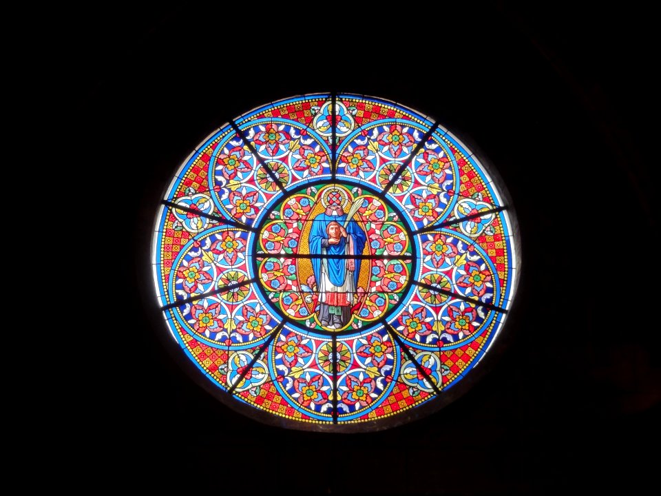 Arpajon (Essonne) Église, vitrail rond