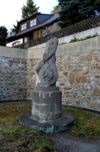 Arnoldshain, Ehrenmal, Statue (1)