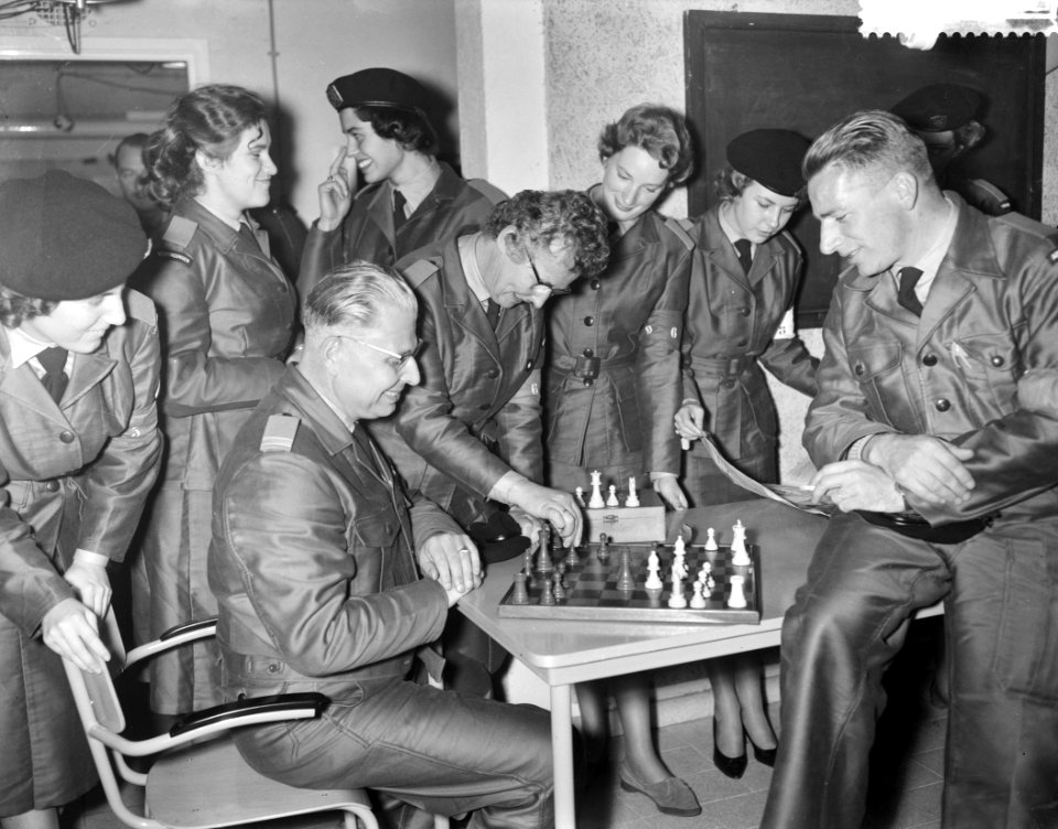 BB-ers verblijven als oefening 7 dagen in een bunker onde de grond te Berg en Da, Bestanddeelnr 911-6975