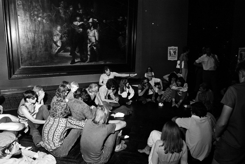 BBK bezet Nachtwachtzaal in Rijksmuseum, Amsterdam tegen falend cultuurbeleid o, Bestanddeelnr 923-5864