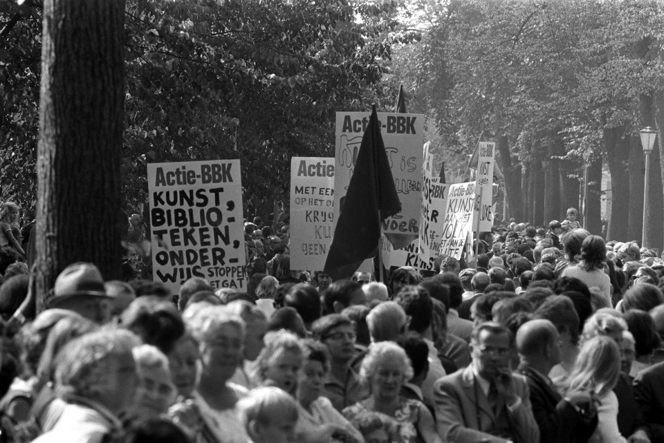 BBK ( Beroepsvereniging Beeldende Kunstenaars ), leden met protestborden langs r, Bestanddeelnr 924-9578