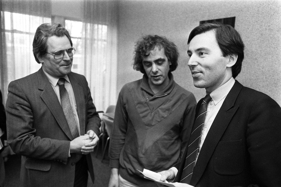 BBK-voorzitter Rijzinga (m) praat met staatssecretaris De Graaf (l) en minister , Bestanddeelnr 932-8620