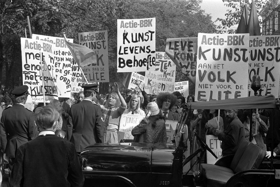 BBK ( Beroepsvereniging Beeldende Kunstenaars ), leden met protestborden langs r, Bestanddeelnr 924-9580