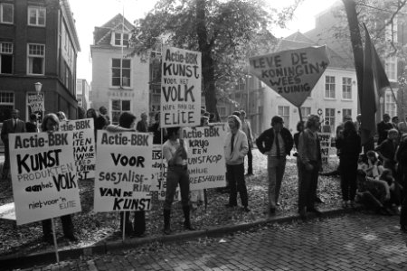 BBK ( Beroepsvereniging Beeldende Kunstenaars ), leden met protestborden langs r, Bestanddeelnr 924-9575