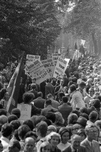 BBK ( Beroepsvereniging Beeldende Kunstenaars ), leden met protestborden langs r, Bestanddeelnr 924-9579