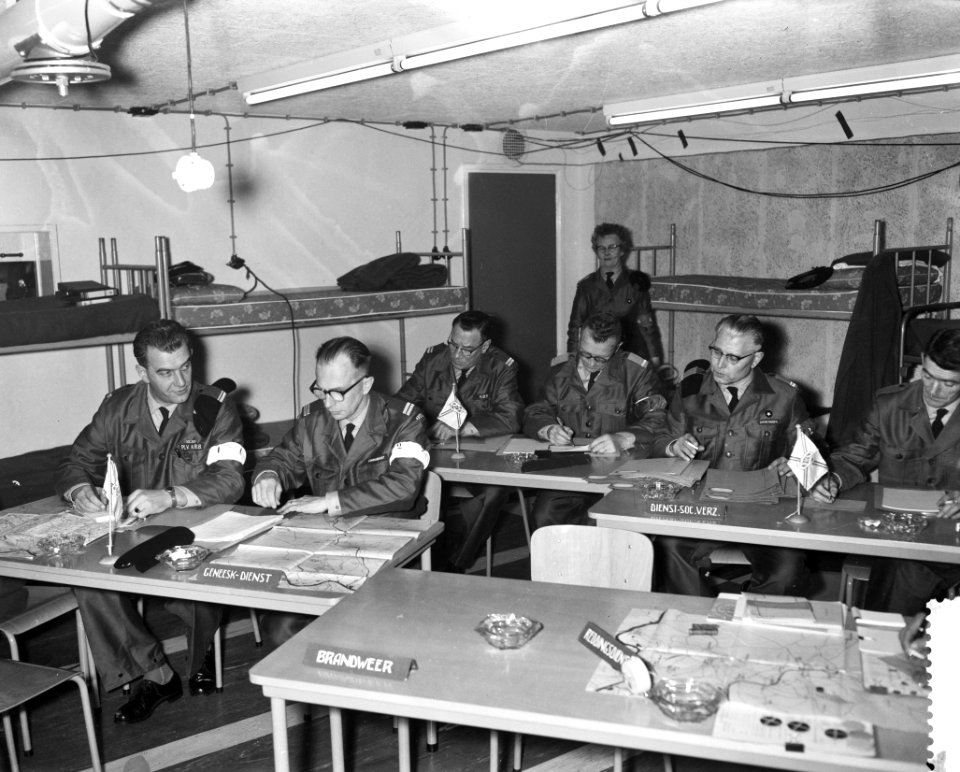 BB-ers verblijven als oefening 7 dagen in een bunker onde de grond te Berg en Da, Bestanddeelnr 911-6978