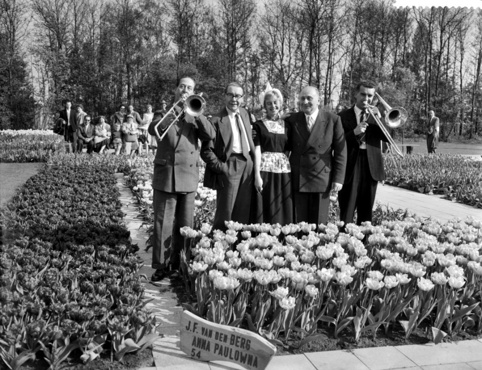 BBC concertorchestra geeft een concert op de Keukenhof links en rechts 2 trombon, Bestanddeelnr 910-3211