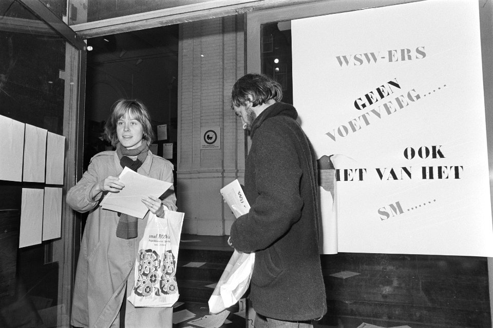 BBK-ers in Stedelijk uit solidariteit bezetters BBK-pand aan Keizersgracht, Bestanddeelnr 929-1617