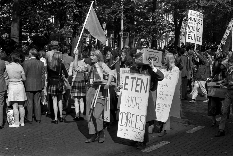 BBK ( Beroepsvereniging Beeldende Kunstenaars ), leden met protestborden langs r, Bestanddeelnr 924-9573
