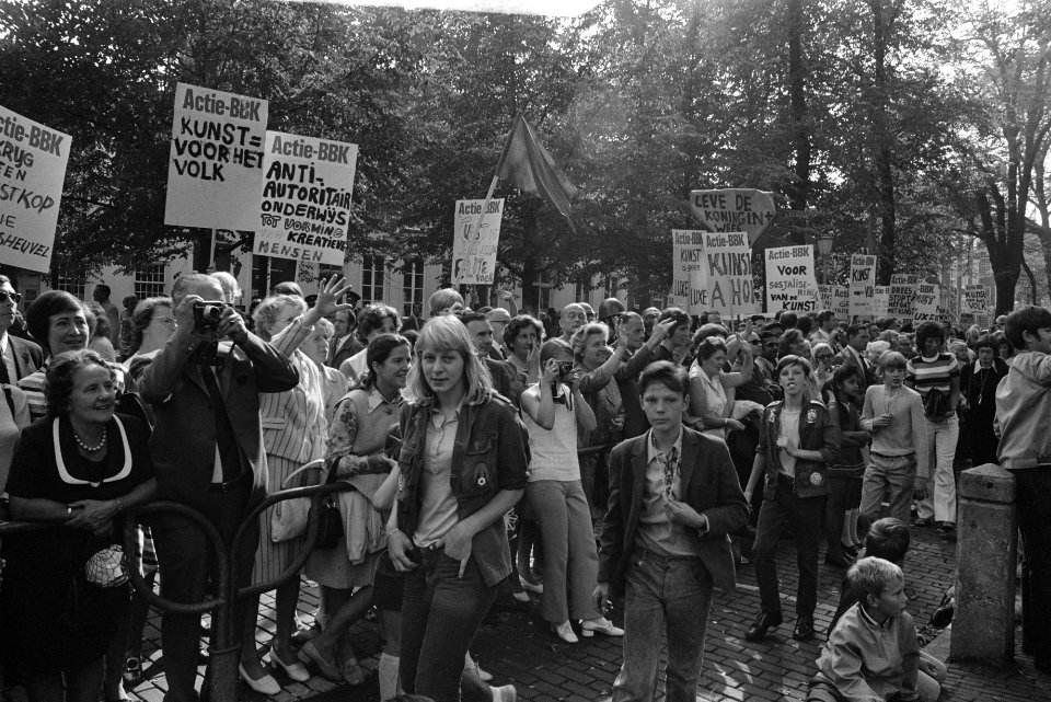 BBK ( Beroepsvereniging Beeldende Kunstenaars ), leden met protestborden langs r, Bestanddeelnr 924-9576