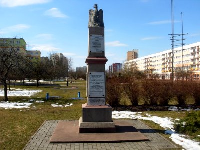 Bdg Błonie pomnik 04-2013a