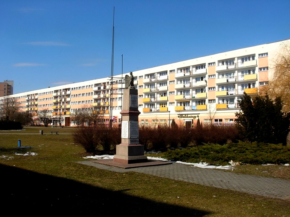 Bdg Błonie pomnik 04-2013
