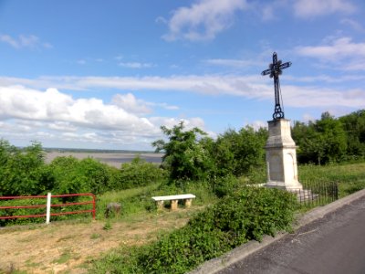 Bayon-sur-Gironde (Gironde) croix de chemin (1)