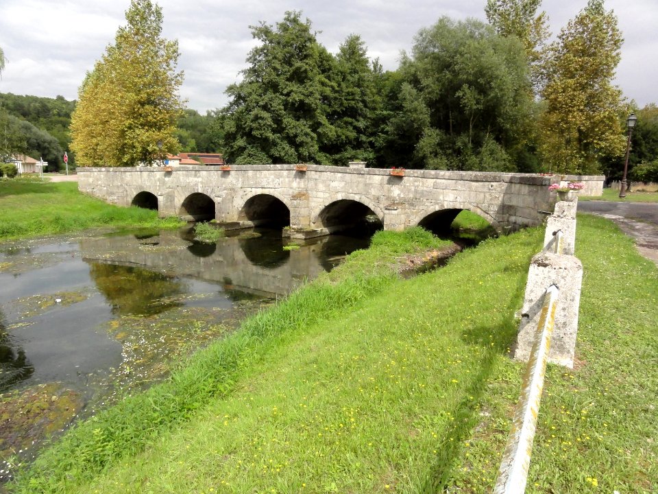 Bazincourt-sur-Saulx (Meuse) pont sur la Saulx (01)
