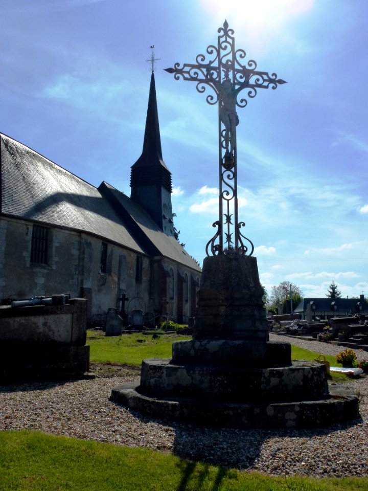 Bazoques (Eure, Fr) église et croix de cimetière