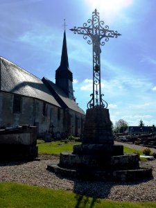 Bazoques (Eure, Fr) église et croix de cimetière