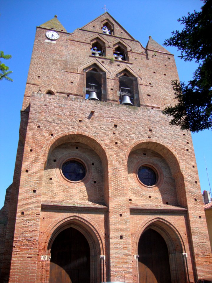 Baziège (Haute-Garonne, Fr) Clocher-arcade de l’église Saint-Eutrope