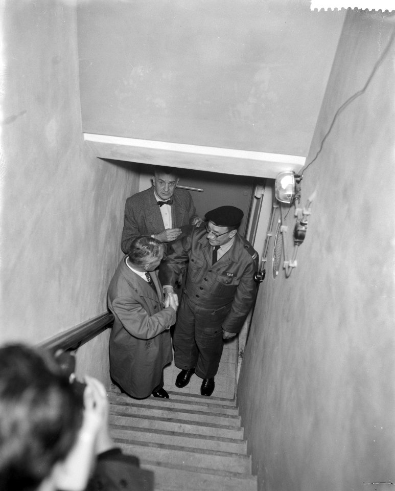 BB-oefening in schuilkelder te Berg en Dal ten einde burgemeester Grotenhuis beg, Bestanddeelnr 911-7299