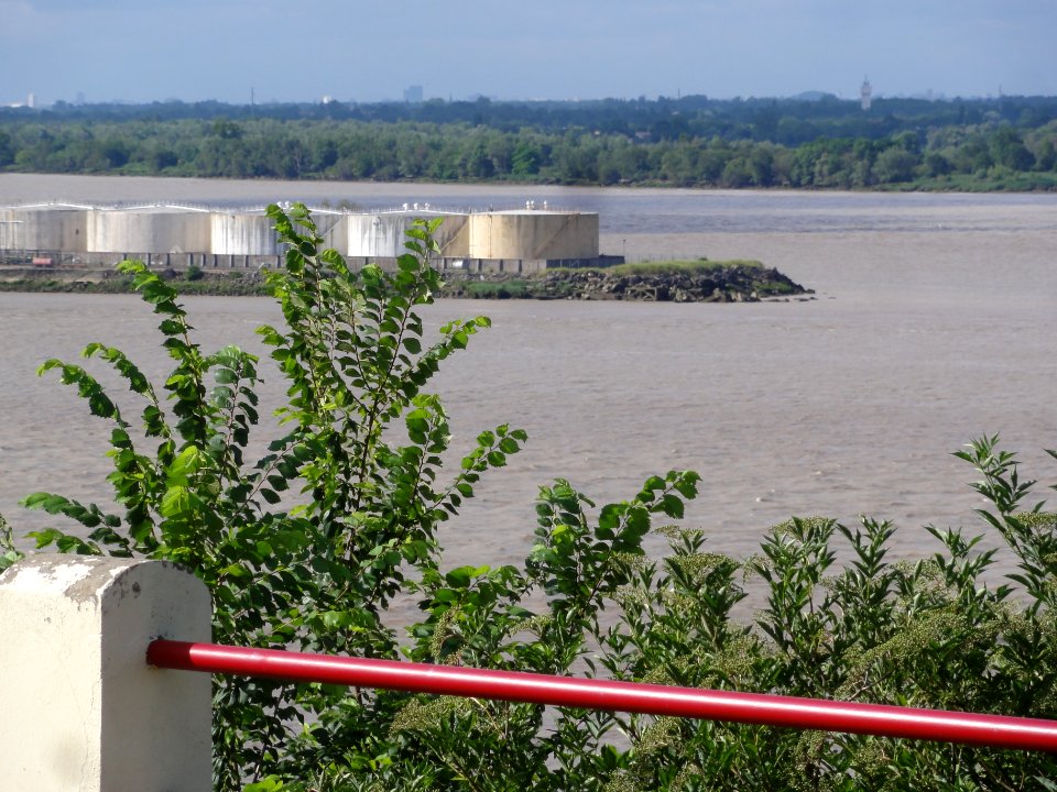 Bayon-sur-Gironde (Gironde) vue sur Bec-d'Ambès 02