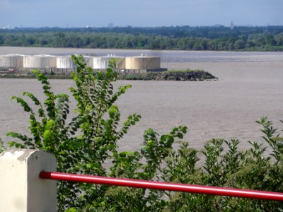 Bayon-sur-Gironde (Gironde) vue sur Bec-d'Ambès 02