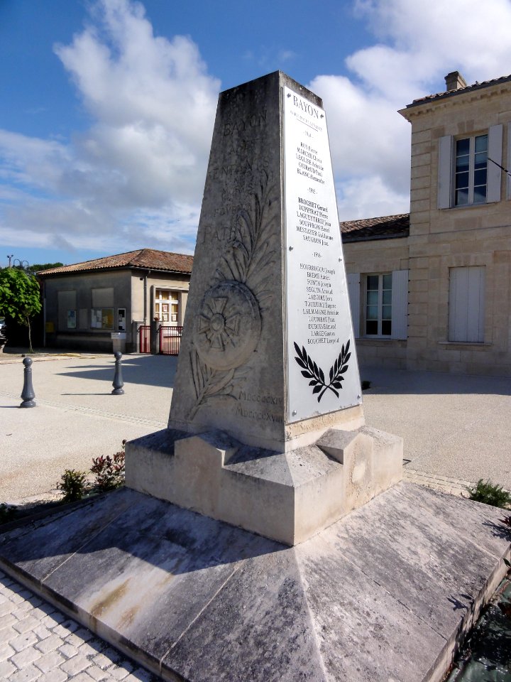 Bayon-sur-Gironde (Gironde) monument aux morts