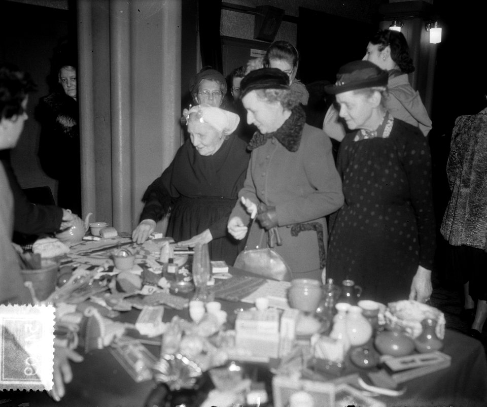 Bazar UVV Amsterdam met vrouw van de burgemeester, Bestanddeelnr 905-4109