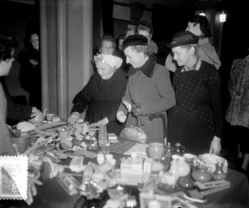Bazar UVV Amsterdam met vrouw van de burgemeester, Bestanddeelnr 905-4109