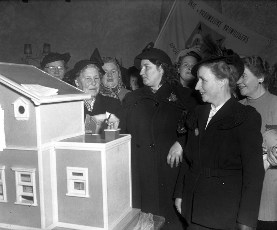 Bazar voor ouden van dagen geopend door mevrouw D'Ailly, Bestanddeelnr 903-8363