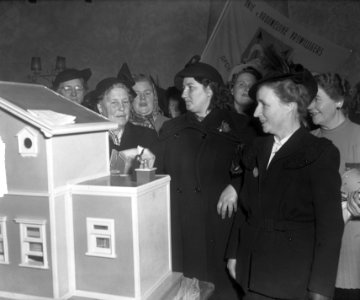 Bazar voor ouden van dagen geopend door mevrouw D'Ailly, Bestanddeelnr 903-8363