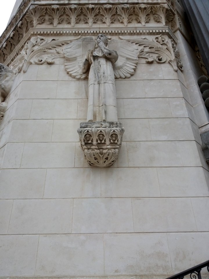 Basilique de Fourvière - Statue d'ange à gauche de la grande entrée