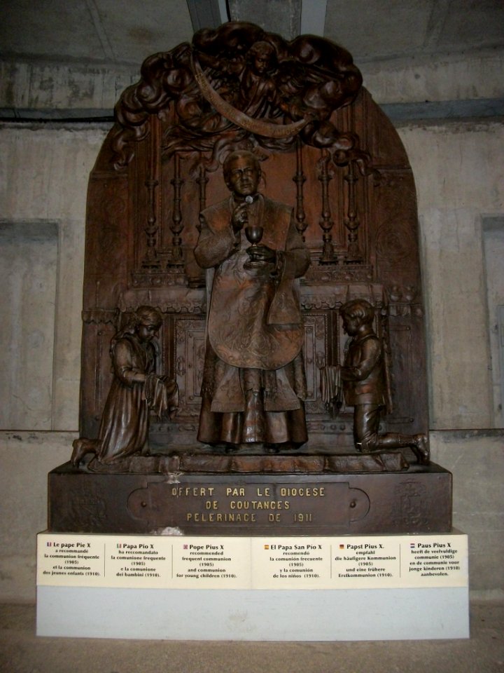 Basilique Saint-Pie X de Lourdes - monument pape Pie X
