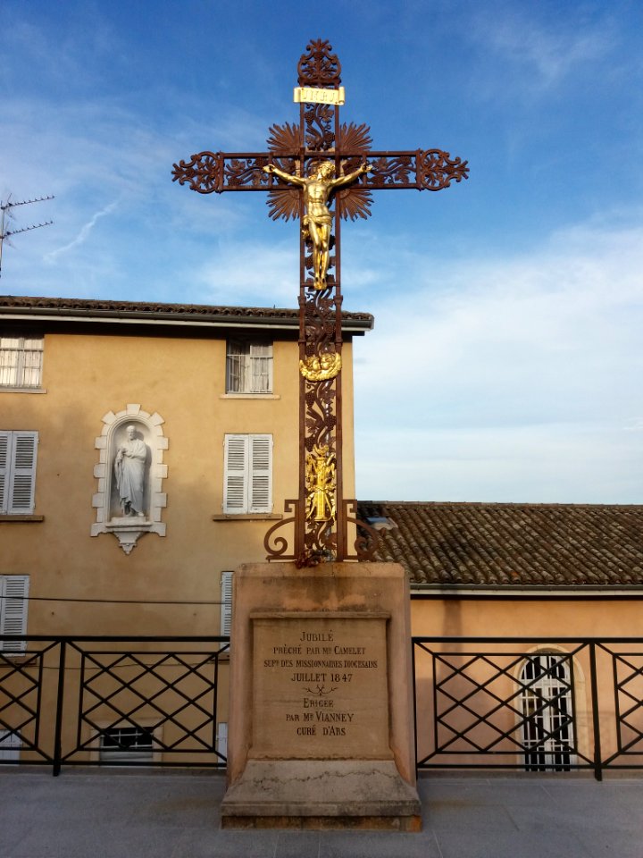 Basilique d'Ars - Croix monumentale du jubilé de juillet 1847