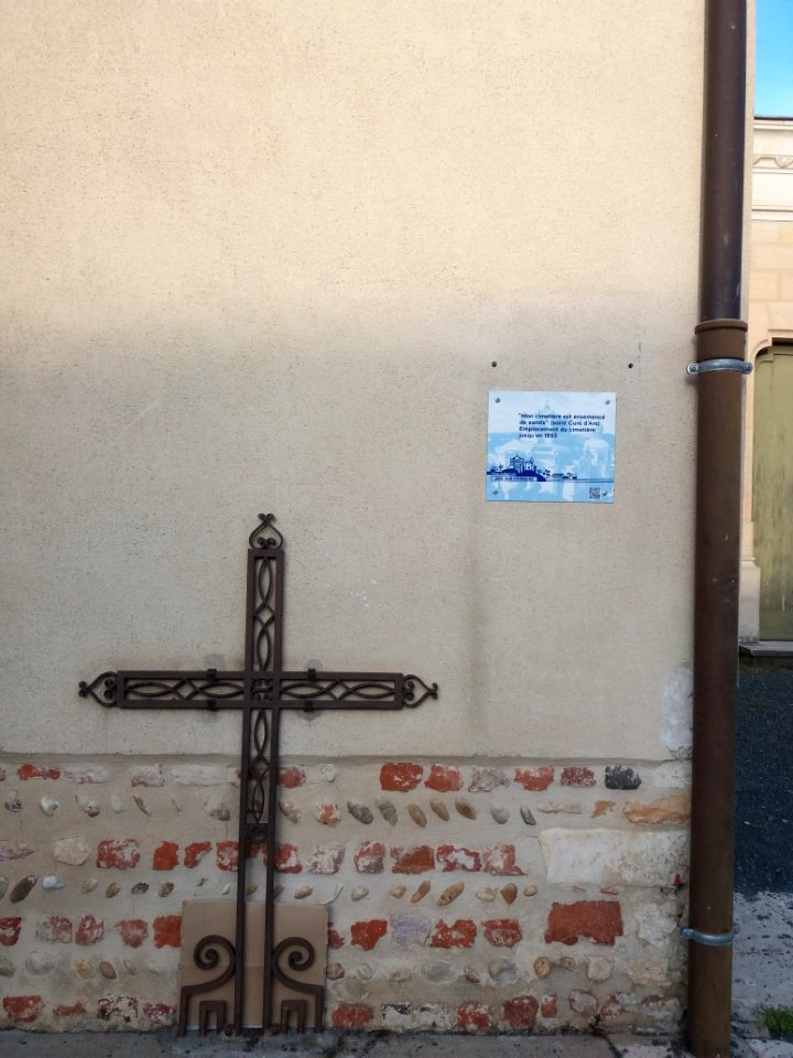 Basilique d'Ars - Croix marquant l'emplacement de l'ancien cimetière