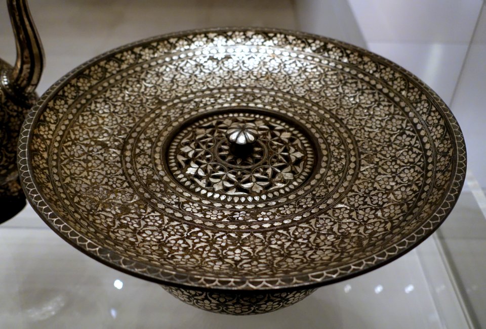 Basin, Deccan, Bidar, 17th century, black metal inlaid with silver, view 1 - Ethnological Museum, Berlin - DSC01567