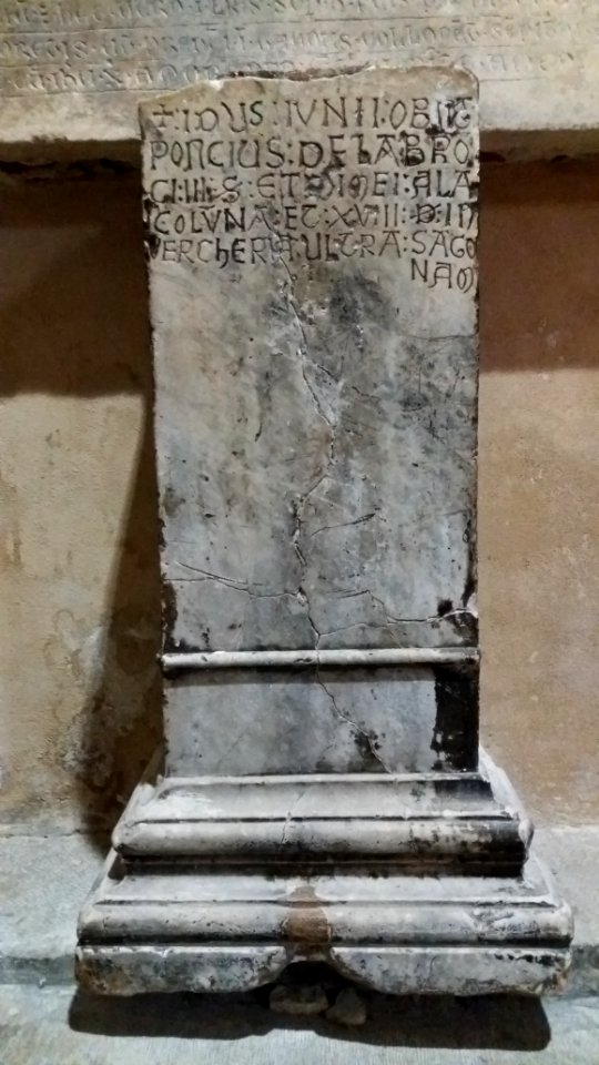 Basilique Saint-Martin d'Ainay - Intérieur - Pierre tombale du 13e siècle