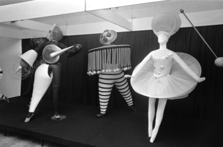 Bauhaus-tentoonstelling in Stedelijk Museum draadballetfiguur van Oscar Schlemme, Bestanddeelnr 921-8892